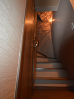照明の光りが壁に映り幻想的な階段空間